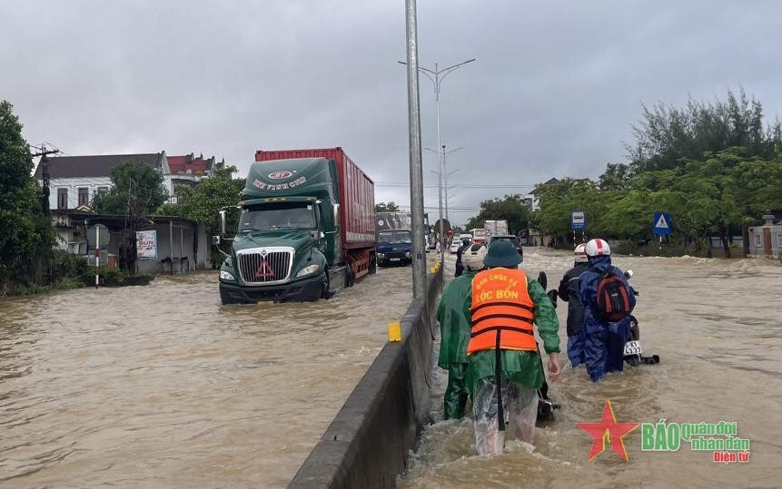 Lực lượng vũ trang Thừa Thiên Huế: Kịp thời giúp dân trong mưa lũ