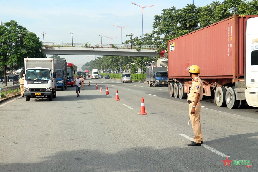 Công an TP Hồ Chí Minh tổng ra quân tuần tra kiểm soát trên tuyến Quốc lộ 1A