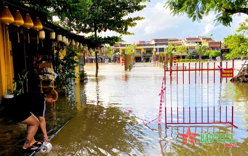 Lũ lớn, Hội An ngập sâu trong nước
