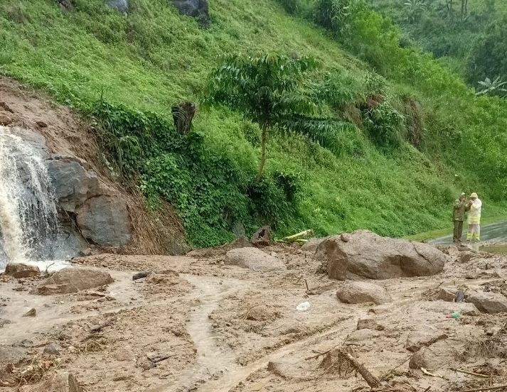 Quảng Ngãi: Sạt lở trên đèo Violak và nhiều đoạn đường