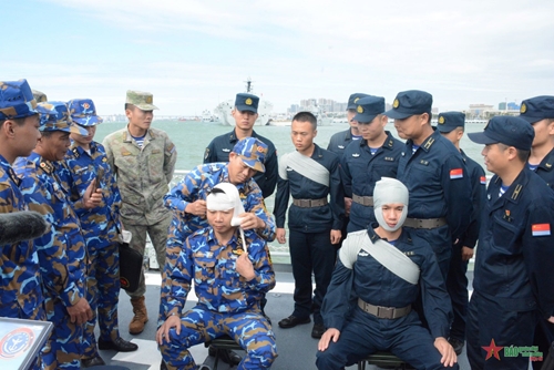 Quân y Tàu 016 chia sẻ kinh nghiệm cấp cứu thương binh với hải quân các nước  