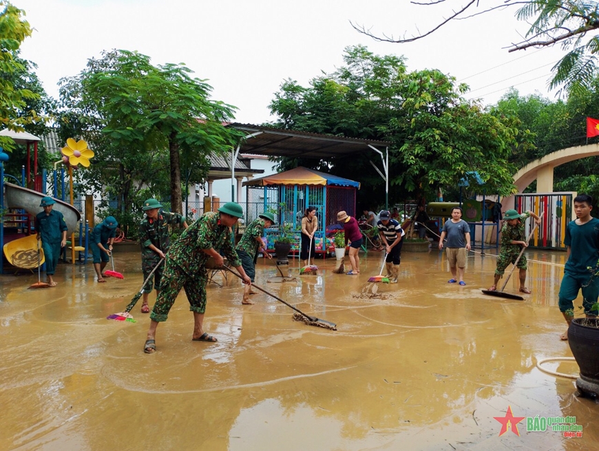 Bộ đội, dân quân Thừa Thiên Huế khẩn trương giúp dân dọn lũ