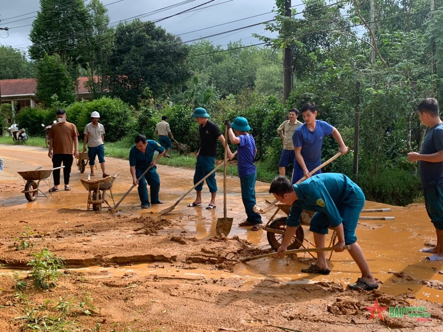 Bộ đội, dân quân Thừa Thiên Huế khẩn trương giúp dân dọn lũ