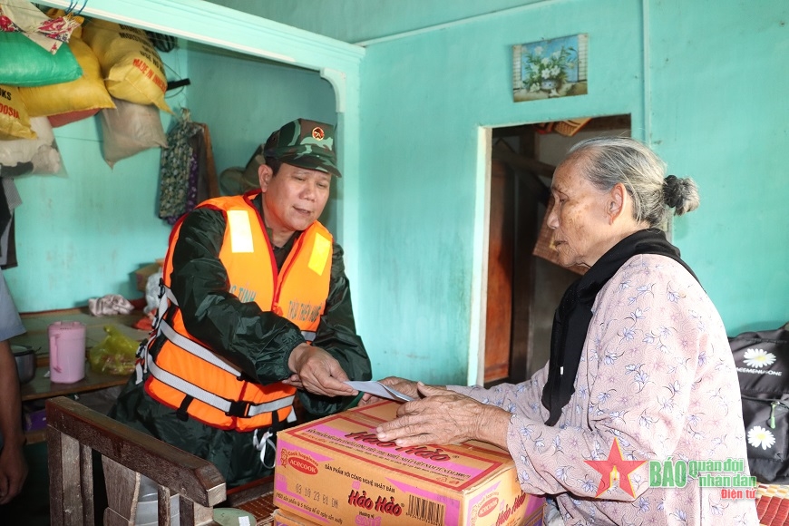 Bộ Chỉ huy Quân sự tỉnh Thừa Thiên Huế thăm, tặng quà các gia đình bị thiệt hại do mưa lũ