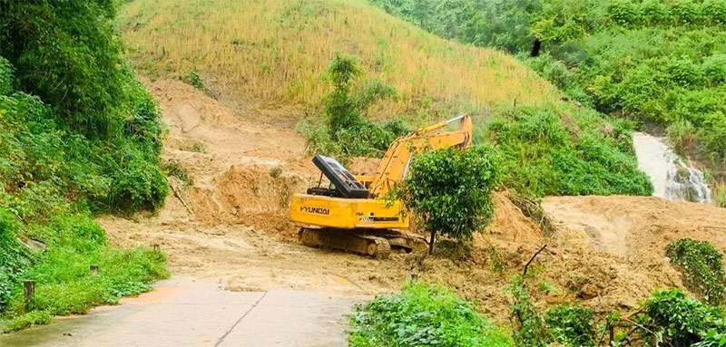 Sạt lở núi ở Quảng Ngãi, nhiều hộ dân bị cô lập