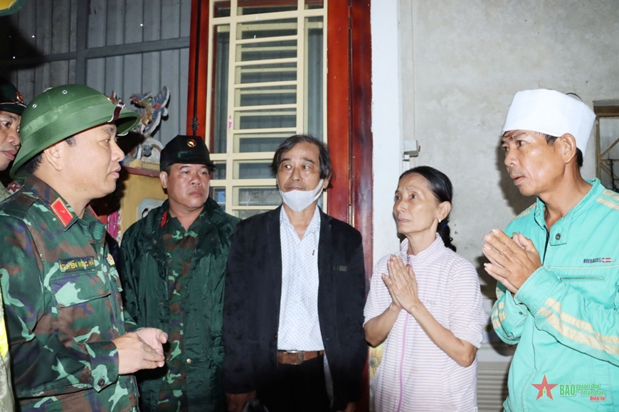 Lực lượng vũ trang Thừa Thiên Huế: Điểm tựa tin cậy của nhân dân trong mưa lũ
