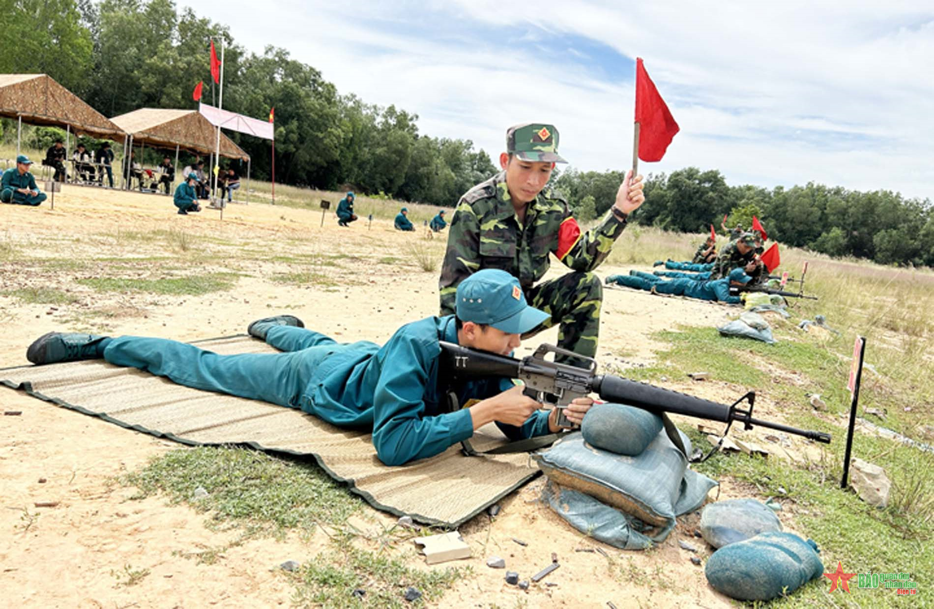 Kiểm tra bắn đạn thật súng AR15 cho lực lượng dân quân tự vệ