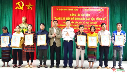 Vùng Cảnh sát biển 2 tặng quà đồng bào dân tộc thiểu số huyện Đakrông