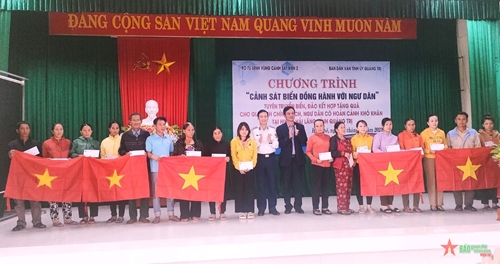 Chương trình “Cảnh sát biển đồng hành với ngư dân” tại Quảng Trị