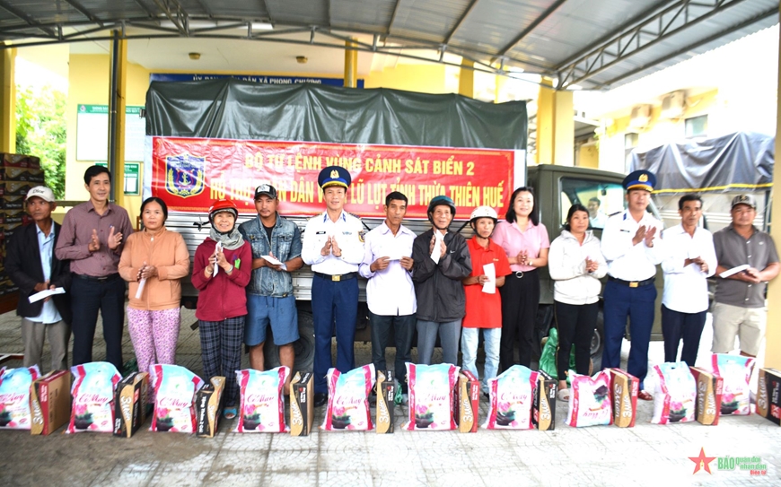 Bộ tư lệnh Vùng Cảnh sát biển 2 hỗ trợ nhân dân vùng lũ lụt tỉnh Thừa Thiên Huế