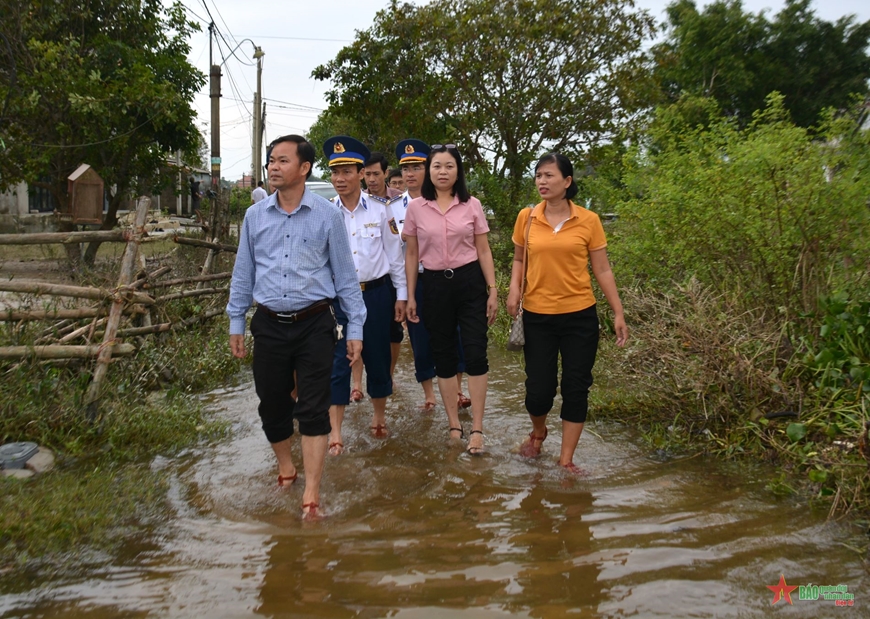 Bộ tư lệnh Vùng Cảnh sát biển 2 hỗ trợ nhân dân vùng lũ lụt tỉnh Thừa Thiên Huế