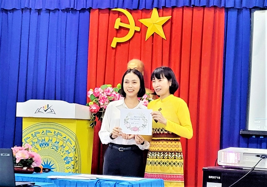 Đổi hoa lấy thẻ BHYT tặng học sinh khó khăn - việc làm ý nghĩa trong Ngày Nhà giáo Việt Nam