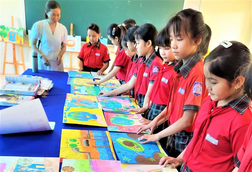Đổi hoa lấy thẻ BHYT tặng học sinh khó khăn - việc làm ý nghĩa trong Ngày Nhà giáo Việt Nam