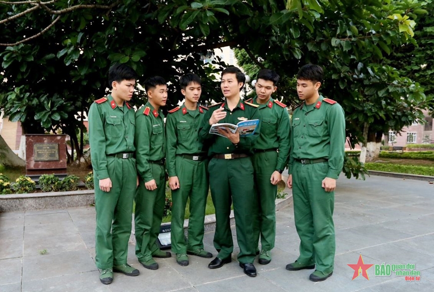 “Chất vàng mười” của thầy giáo áo lính
