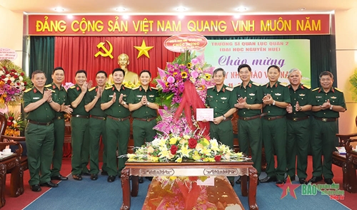 Thiếu tướng Phạm Trường Sơn chúc mừng Trường Sĩ quan Lục quân 2
