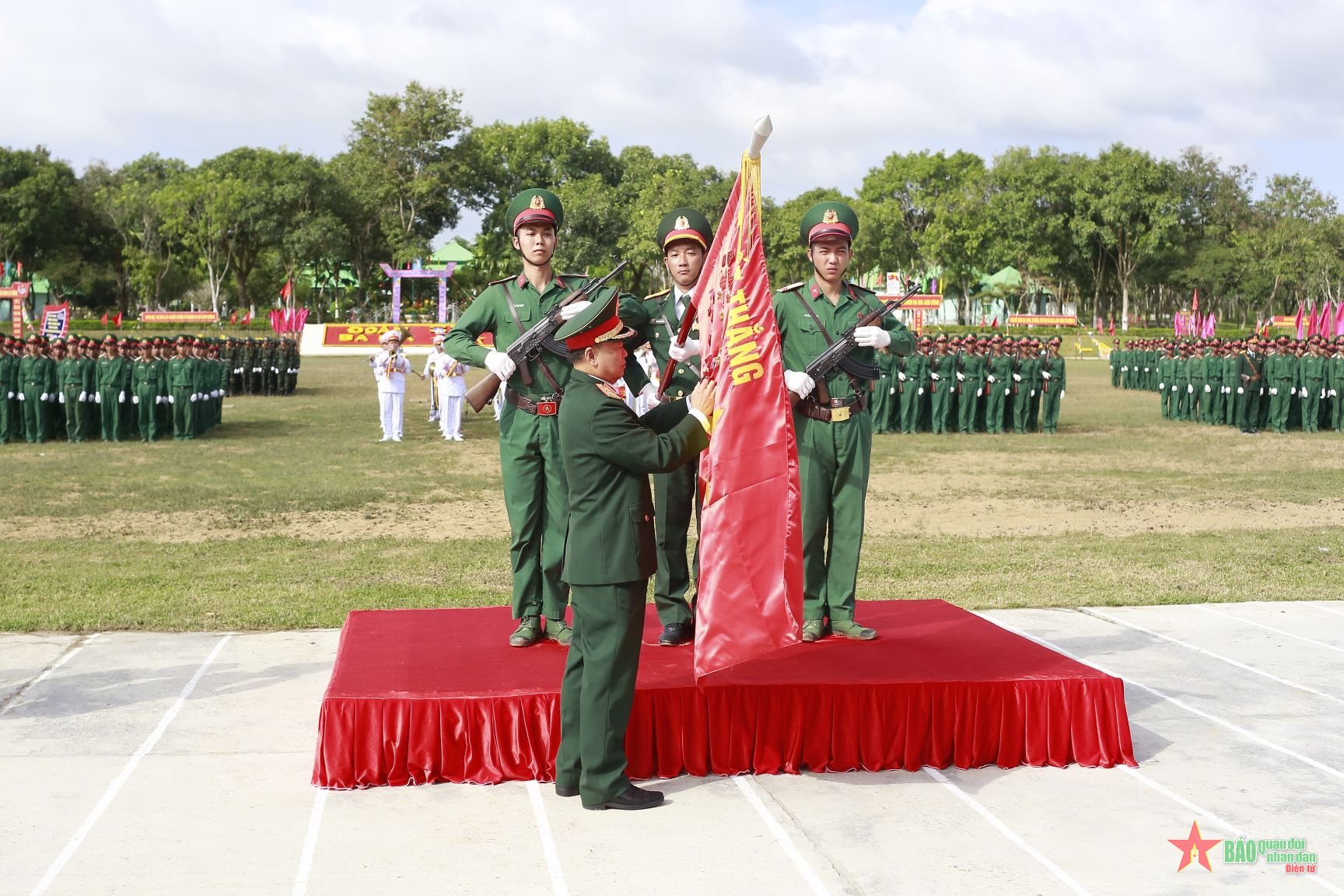 Đoàn Ba Gia đón nhận Huân chương Bảo vệ Tổ quốc hạng Nhì