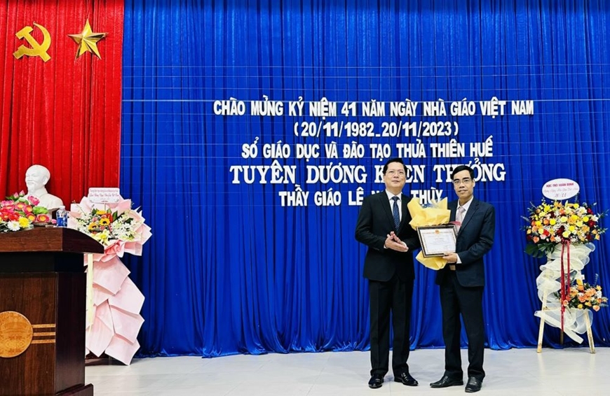 Thừa Thiên Huế: Tuyên dương và khen thưởng thầy giáo cứu người trong lũ dữ
