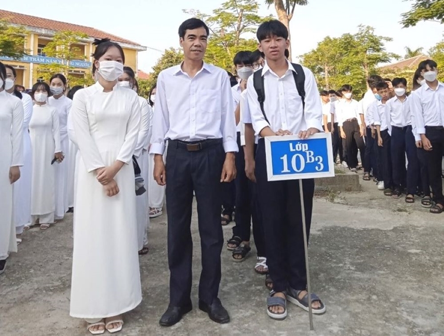 Thừa Thiên Huế: Tuyên dương và khen thưởng thầy giáo cứu người trong lũ dữ