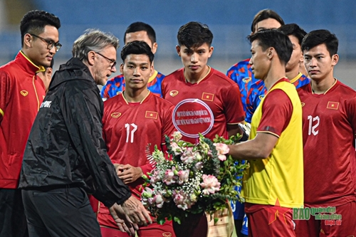 Đội tuyển Việt Nam tri ân HLV Philippe Troussier trước trận gặp Iraq