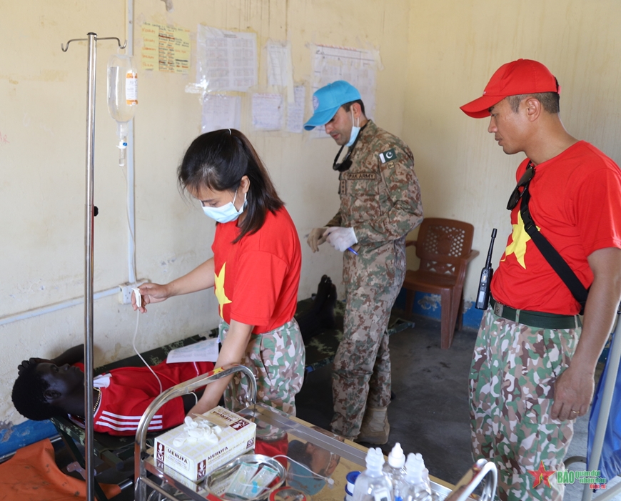 Lực lượng mũ nồi xanh Việt Nam tại Phái bộ UNISFA khám bệnh cho giáo viên ở Abyei