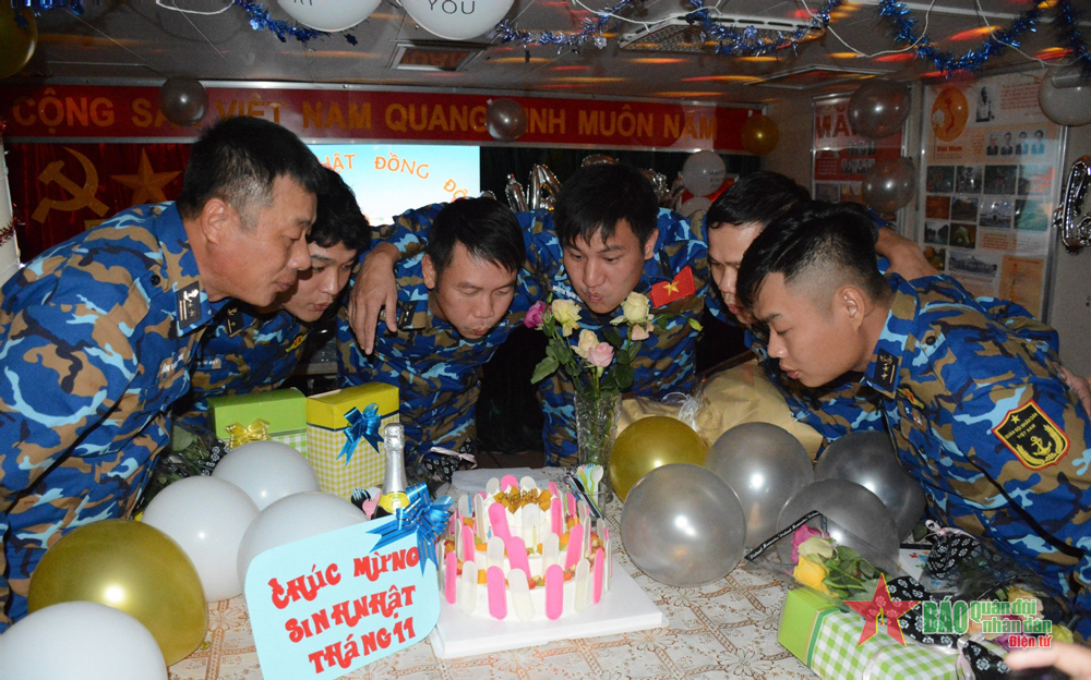 Sinh nhật ấm tình đồng đội nơi biển khơi