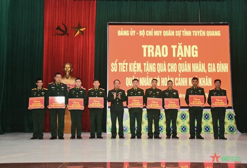 Đảng ủy, Bộ CHQS tỉnh Tuyên Quang: Trao sổ tiết kiệm và quà tặng quân nhân, gia đình quân nhân có hoàn cảnh khó khăn 