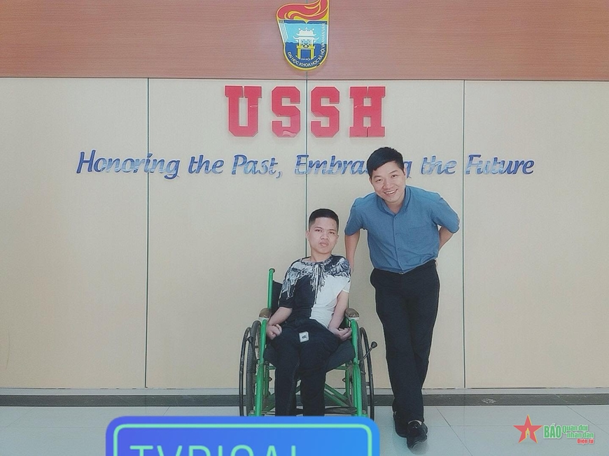 “Đứng dậy” trên chiếc xe lăn