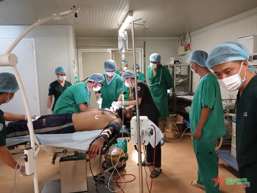 Bệnh viện dã chiến cấp 2 số 5 Việt Nam phẫu thuật thành công ca vi phẫu đầu tiên