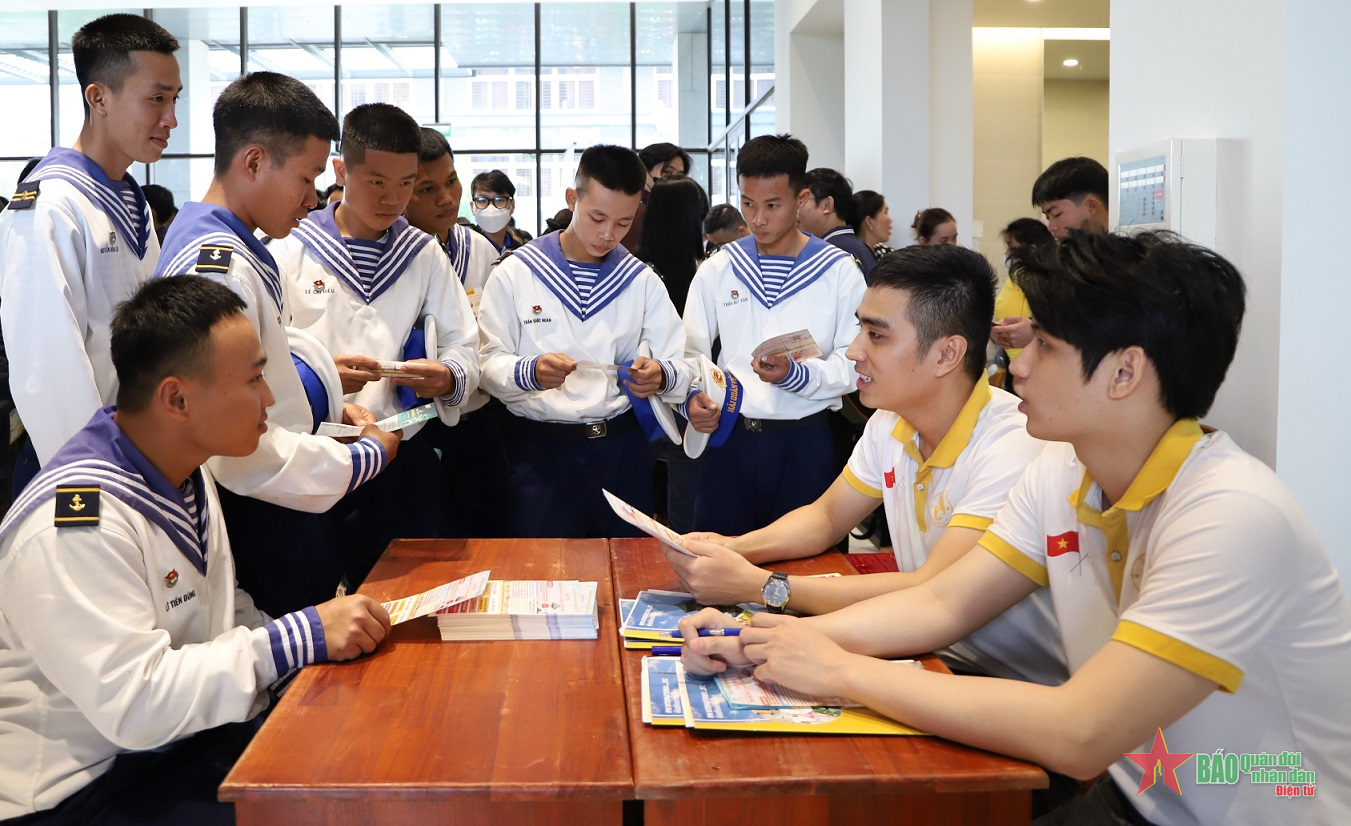 Hơn 1.000 người tham gia Ngày hội việc làm năm 2023