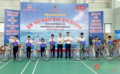 Vùng Cảnh sát biển 3 đồng hành với ngư dân Bình Thuận