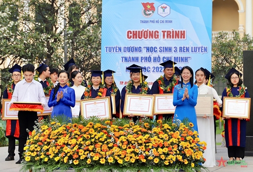 TP Hồ Chí Minh tuyên dương 77 thủ khoa và 80 gương “Học sinh 3 rèn luyện” 