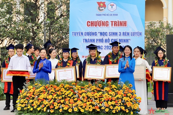 TP Hồ Chí Minh tuyên dương 77 thủ khoa và 80 gương “Học sinh 3 rèn luyện” 