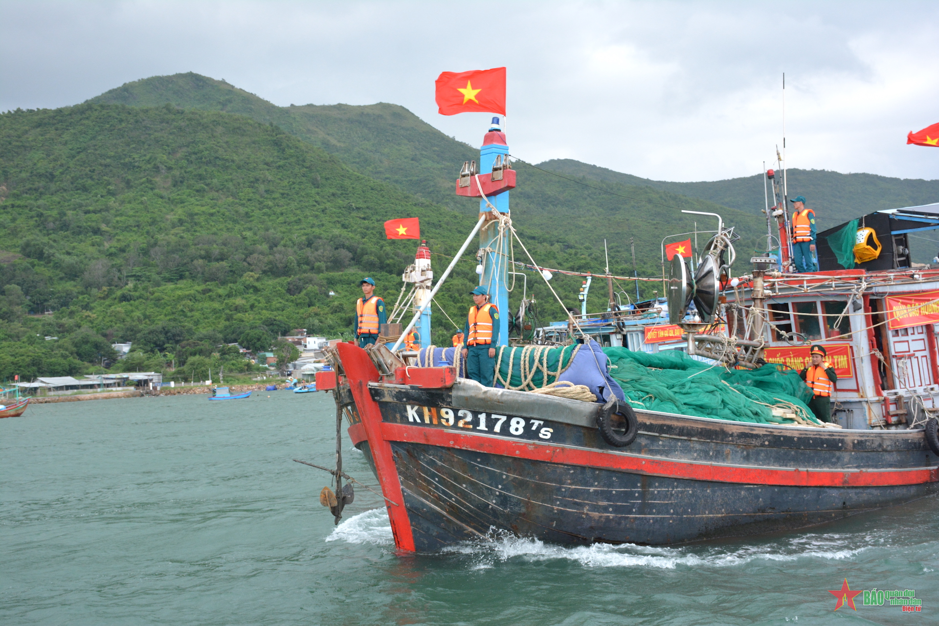 Dân quân tự vệ TP Nha Trang thực hiện tuần tra trên biển