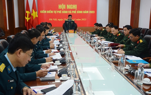 Trung tướng Nguyễn Văn Gấu dự Hội nghị kiểm điểm tự phê bình và phê bình của Thường vụ Đảng ủy Quân chủng Phòng không - Không quân