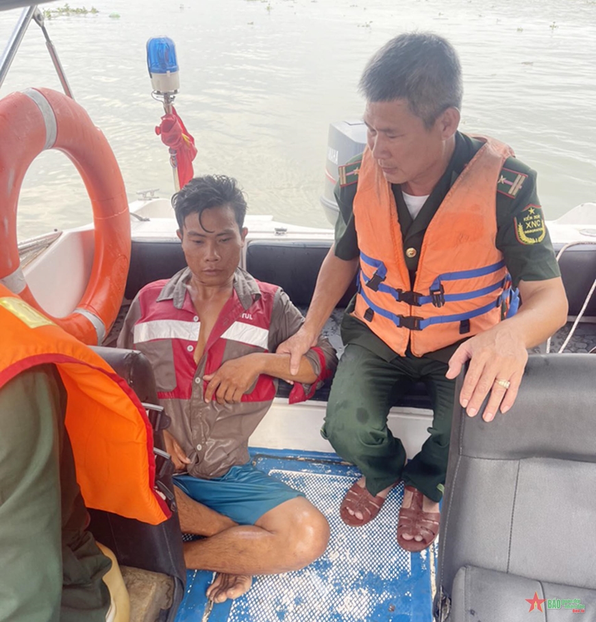 Bộ đội Biên phòng TP Hồ Chí Minh cứu sống người bị nạn trên sông Soài Rạp
