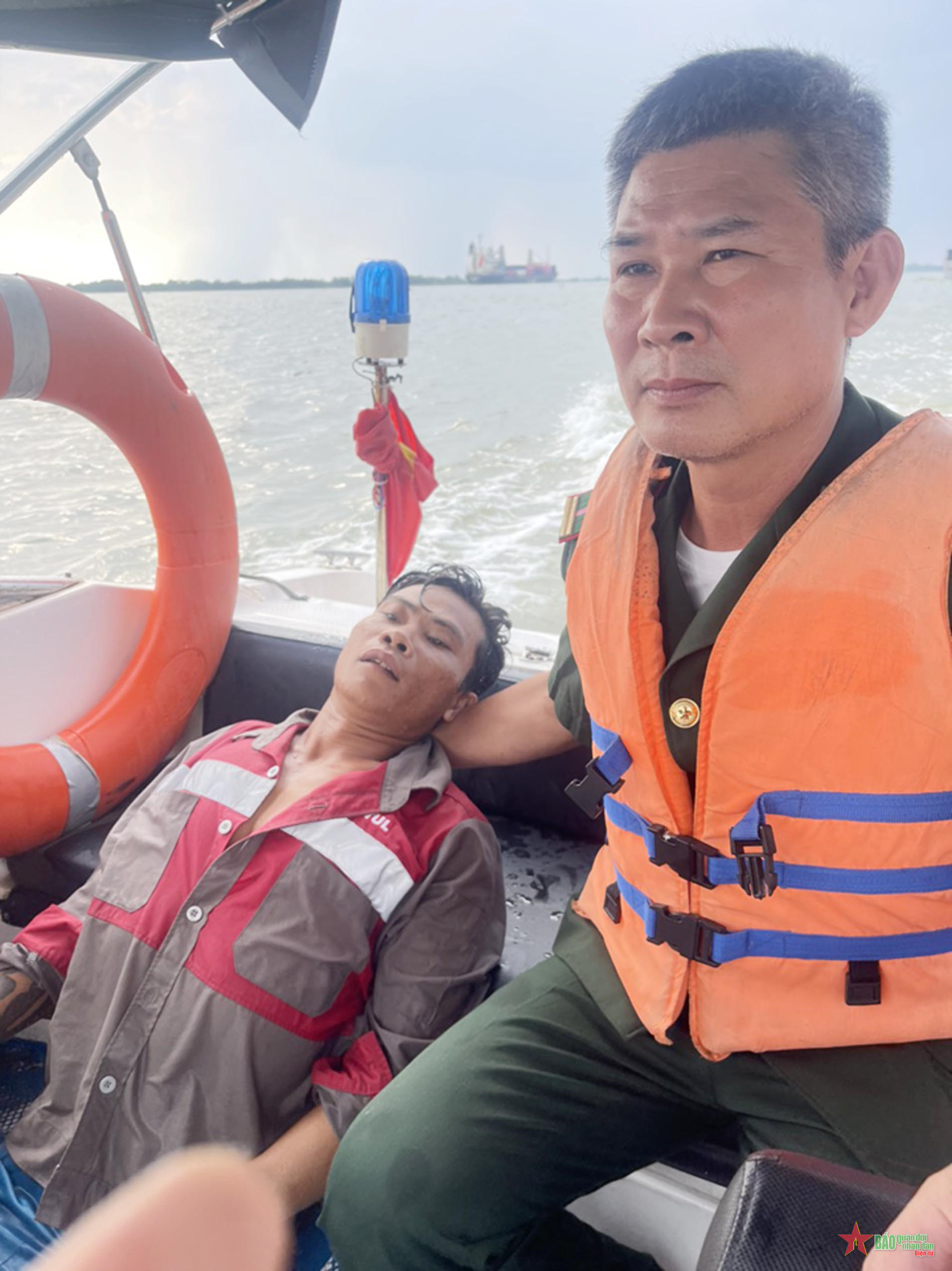 Bộ đội Biên phòng TP Hồ Chí Minh cứu sống người bị nạn trên sông Soài Rạp