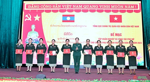 Bế mạc lớp tập huấn nghiệp vụ cho cán bộ Phụ nữ Quân đội nhân dân Lào