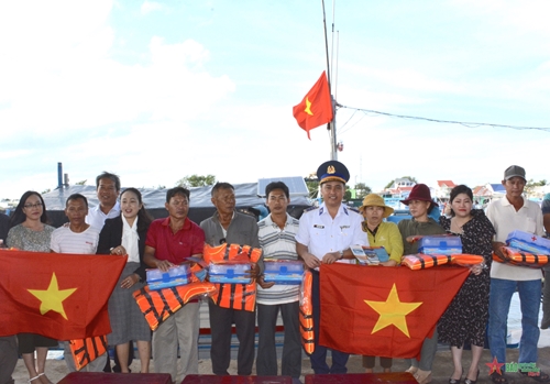 Hải đoàn 32 đồng hành cùng ngư dân Ninh Thuận
