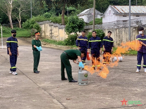 Tập huấn phòng cháy, chữa cháy cho các đơn vị thuộc Ban Chỉ huy Quân sự huyện Côn Đảo