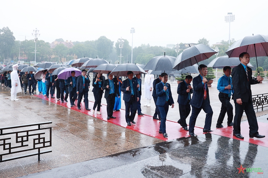 Các đại biểu dự Đại hội XIII Công đoàn Việt Nam vào Lăng viếng Chủ tịch Hồ Chí Minh