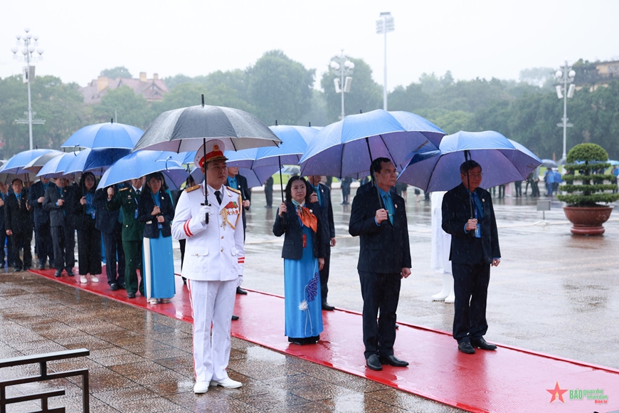 Các đại biểu dự Đại hội XIII Công đoàn Việt Nam vào Lăng viếng Chủ tịch Hồ Chí Minh