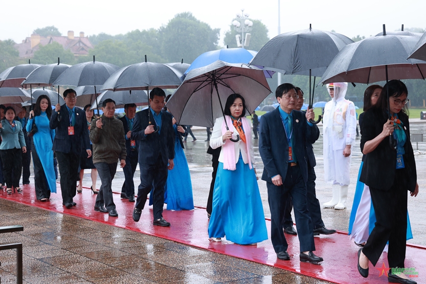 Các đại biểu dự Đại hội XIII Công đoàn Việt Nam vào Lăng viếng Chủ tịch Hồ Chí Minh