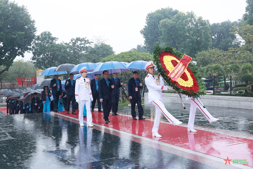 Các đại biểu dự Đại hội XIII Công đoàn Việt Nam vào Lăng viếng Chủ tịch Hồ Chí Minh