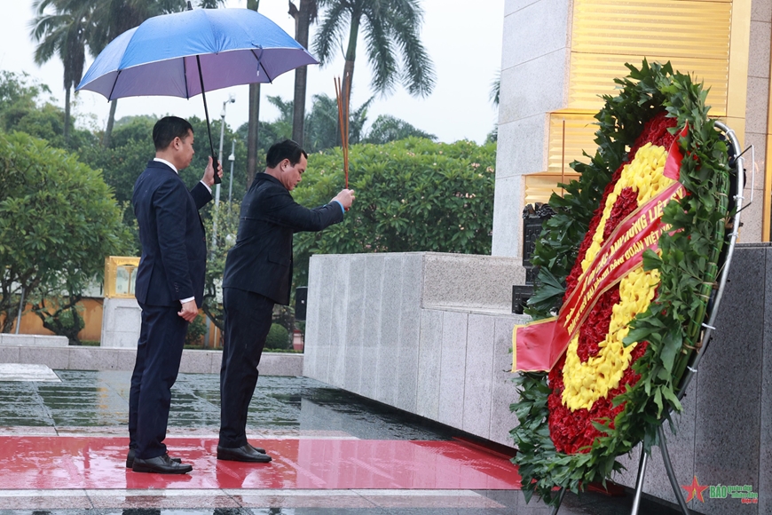 Các đại biểu dự Đại hội XIII Công đoàn Việt Nam vào Lăng viếng Chủ tịch Hồ Chí Minh