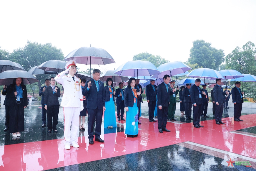 Các đại biểu dự Đại hội XIII Công đoàn Việt Nam vào Lăng viếng Chủ tịch Hồ Chí Minh