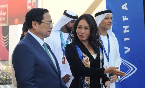 Thủ tướng Phạm Minh Chính thăm gian trưng bày VinFast tại COP28