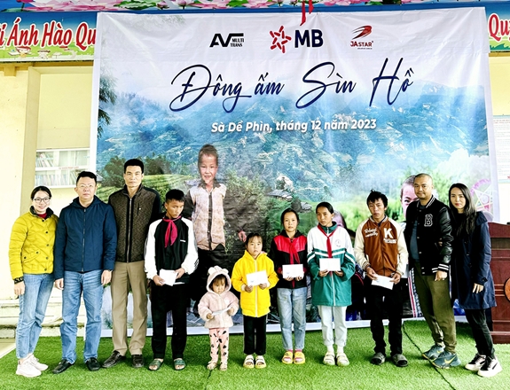 Các nhà tài trợ trao quà tặng Trường mầm non Xà Dề Phìn và Phình Hồ.