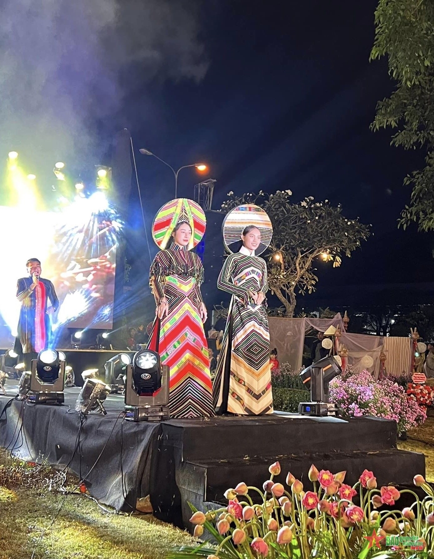 Lan tỏa giá trị văn hóa áo dài Việt Nam