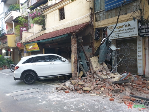 Ô tô mất kiểm soát lao vào nhà dân trên phố Hàng Bạc, Hà Nội