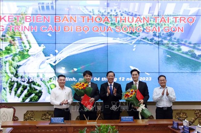 Ký kết tài trợ 1.000 tỷ đồng xây cầu đi bộ qua sông Sài Gòn